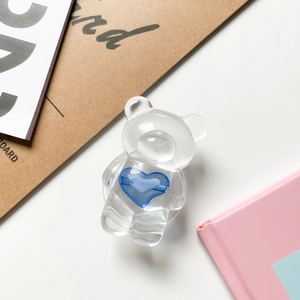 Süßer transparenter Bären-Handyhalter mit blauem Herz auf weißem Hintergrund