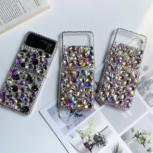 Detail von Luxus-Hüllen für Galaxy Z Flip mit Strass und bunten Glaskristallen