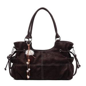 Braune Shopper-Tasche aus strukturiertem PU-Leder mit Kontrastnaht und Anhänger