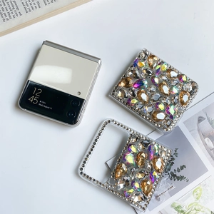 Detailansicht der luxuriösen glitzernden bunten Strasshülle für Samsung Galaxy Z Flip Smartphone