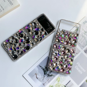 Detailansicht der Luxus-Strassmuster auf der Samsung Galaxy Z Flip Falthülle für Handys