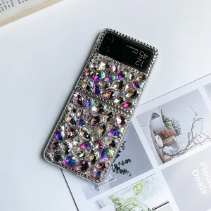 Nahaufnahme der Luxus-Hülle für Samsung Z Flip mit bunten Tropfenkristallen und Strasssteinen