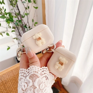 Λεπτομέρεια θήκης AirPods από κρέμα σιλικόνης με ανάγλυφο αρκουδάκι και αλυσίδα