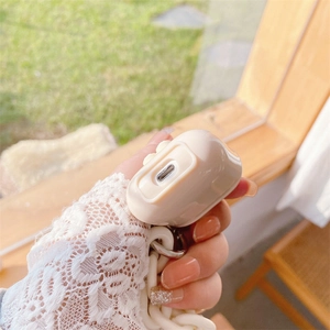Λεπτομερής λήψη θήκης AirPods κρέμα με χοντρή αλυσίδα και άνοιγμα για θύρα φόρτισης