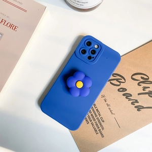 Vue détaillée d'une coque bleue mate avec un support de téléphone en forme de fleur