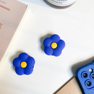 Vue détaillée de supports de téléphone fleurs bleues sur un fond blanc épuré