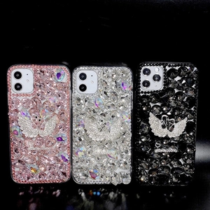 Détail de la coque de luxe pour iPhone avec cygne en strass et cristaux incrustés