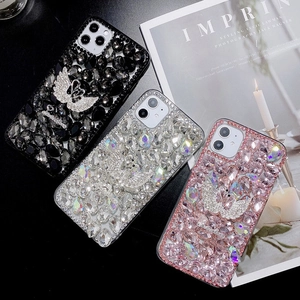 Vue détaillée des coques iPhone de luxe ornées de cygnes en cristal et strass