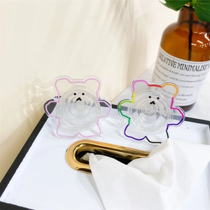 Détail du support de téléphone ours transparent avec lignes roses et arc-en-ciel