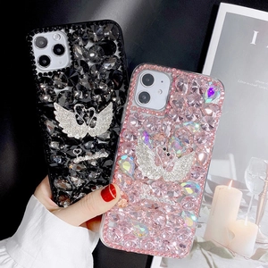 Détails de luxe des coques iPhone avec motif cygne et ornements en cristaux brillants