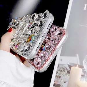 Détails de luxe de la coque iPhone ornée de strass et de cristaux étincelants