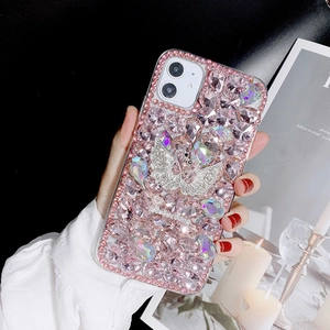 Détail macro d'une coque iPhone de luxe ornée d'un cygne en strass et cristaux