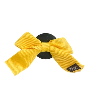 Support de téléphone fait main avec nœud en ruban jaune vif et tissu texturé