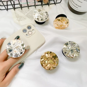 Cinque supporti per telefono pieghevoli con motivi di poker in oro e argento