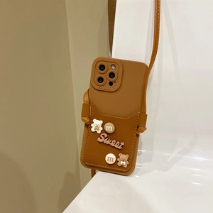 Dettaglio custodia iPhone marrone con tracolla, porta carte e decorazione orsetto