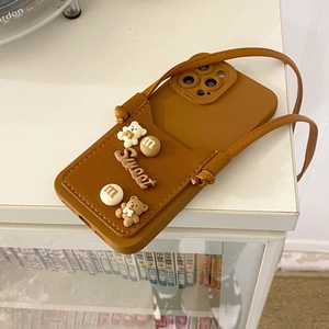 Dettaglio custodia marrone con orsetti 3D e cinturino a tracolla per smartphone