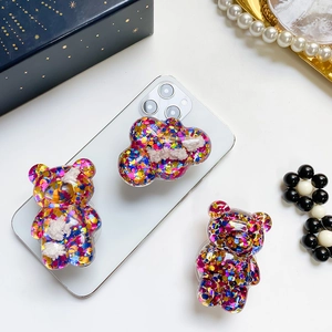 Dettaglio griptok per telefono a forma di orso e nuvola con paillettes colorate
