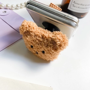 Support de téléphone ours en peluche marron avec texture frisée sur coque pliante