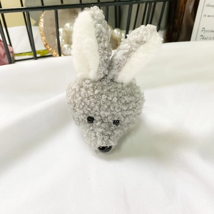 Support de téléphone lapin en peluche grise bouclée avec détails d'yeux en perles