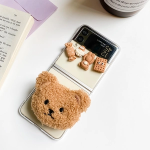 Détail de l'ours en peluche et charmes en résine sur coque pliante pour Samsung Z Flip