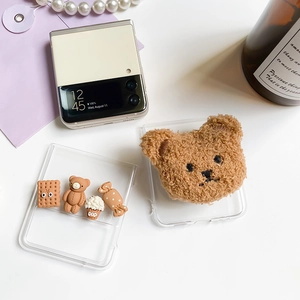 Détail de coque Galaxy Z Flip avec tête d'ours en peluche 3D et breloques de dessert en résine