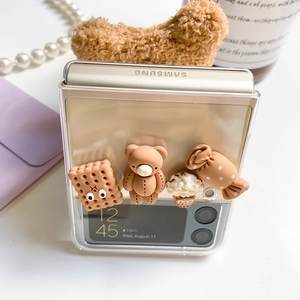 Détail de la coque Galaxy Z Flip transparente avec breloques d'ours et desserts 3D