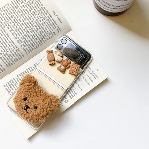 Détails de l'ours en peluche et charmes bonbons sur une coque Samsung Galaxy Z Flip