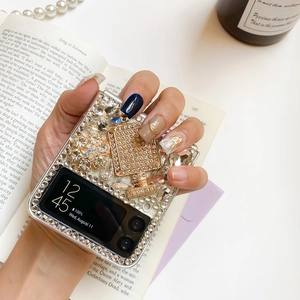 Detail of luxury Samsung Z Flip case with crystal bear, rhinestones and pearl flowers