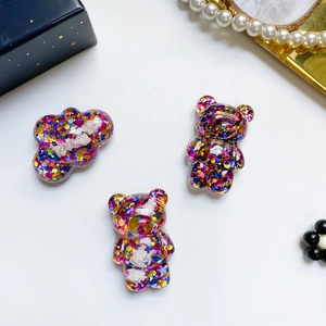 Supporto per telefono a orsetto e nuvola con paillettes colorate su sfondo bianco