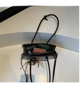Vue de dessus d'un sac à bandoulière en cuir marron montrant un intérieur spacieux