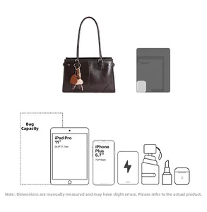 Vue détaillée du grand sac à bandoulière marron foncé avec iPad Pro et accessoires