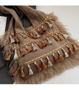 Détail du sac cabas bohème avec des glands marrons multicolores et texture à franges