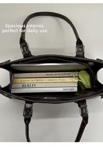 Vue de dessus de l'intérieur spacieux du sac en cuir marron foncé et sa grande capacité