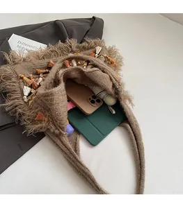 Vue détaillée d'un sac cabas en tricot marron montrant une grande capacité interne