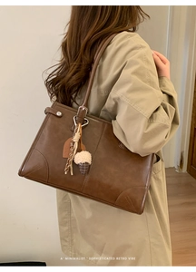 Détails du sac cabas marron vintage avec pendentif gland et coutures renforcées
