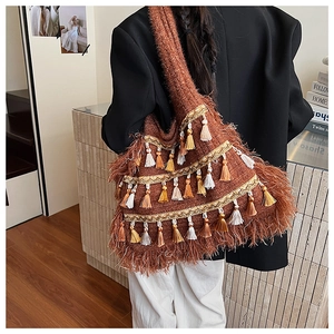 Détail du sac cabas en tricot vintage avec franges colorées et bordure tissée dorée