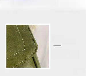 Détail de la besace en cuir vert olive avec coutures visibles et texture du matériau