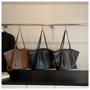 Detailed display of large capacity tote bags in brown, black, and dark coffee PU leather