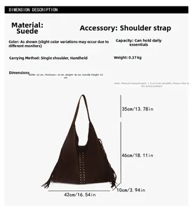 Vista dettagliata della borsa hobo in camoscio marrone con borchie e dimensioni