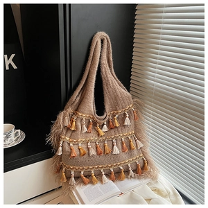 Détail du sac cabas en tricot bohème avec franges multicolores et tons terreux