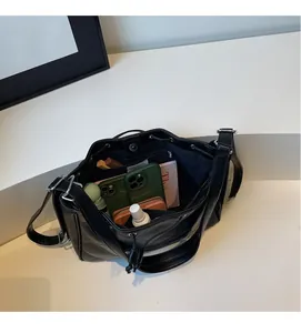 Vue détaillée d'un sac matelassé noir montrant sa grande capacité de rangement interne