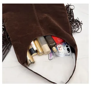 Capienza interna della borsa hobo in pelle scamosciata marrone con tablet e accessori