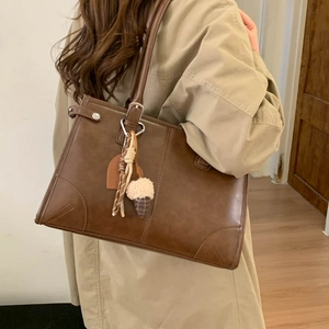 Grand sac cabas rétro en cuir marron pour femme avec pendentif cœur et bandoulière