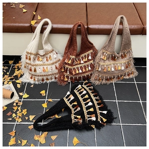 Sacs cabas en tricot avec franges colorées et glands dans des textures style bohème