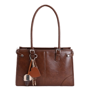 Sac bandoulière vintage en cuir marron avec de grandes anses et des breloques