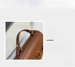 Detailaufnahme der braunen Ledertasche mit goldenem Drehverschluss und rundem Griff