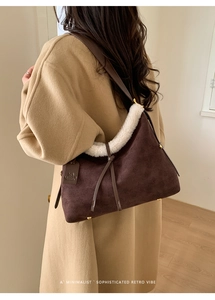 Dettaglio borsa monogram in pelle scamosciata marrone con bordo in ecopelliccia e tracolla