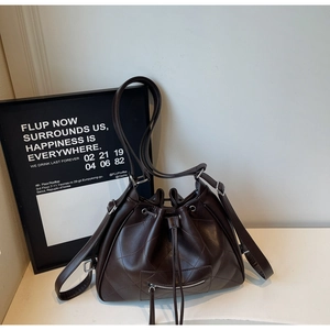 Détail du sac fourre-tout en cuir matelassé marron avec cordon et fermeture éclair en métal
