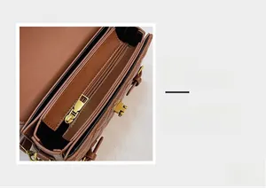 Detail der karamellfarbenen Stepptasche mit glattem Reißverschluss und Drehverschluss