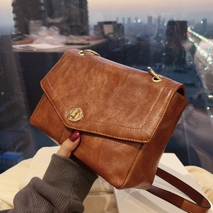 Sac bandoulière vintage marron caramel avec texture cuir et fermoir doré élégant